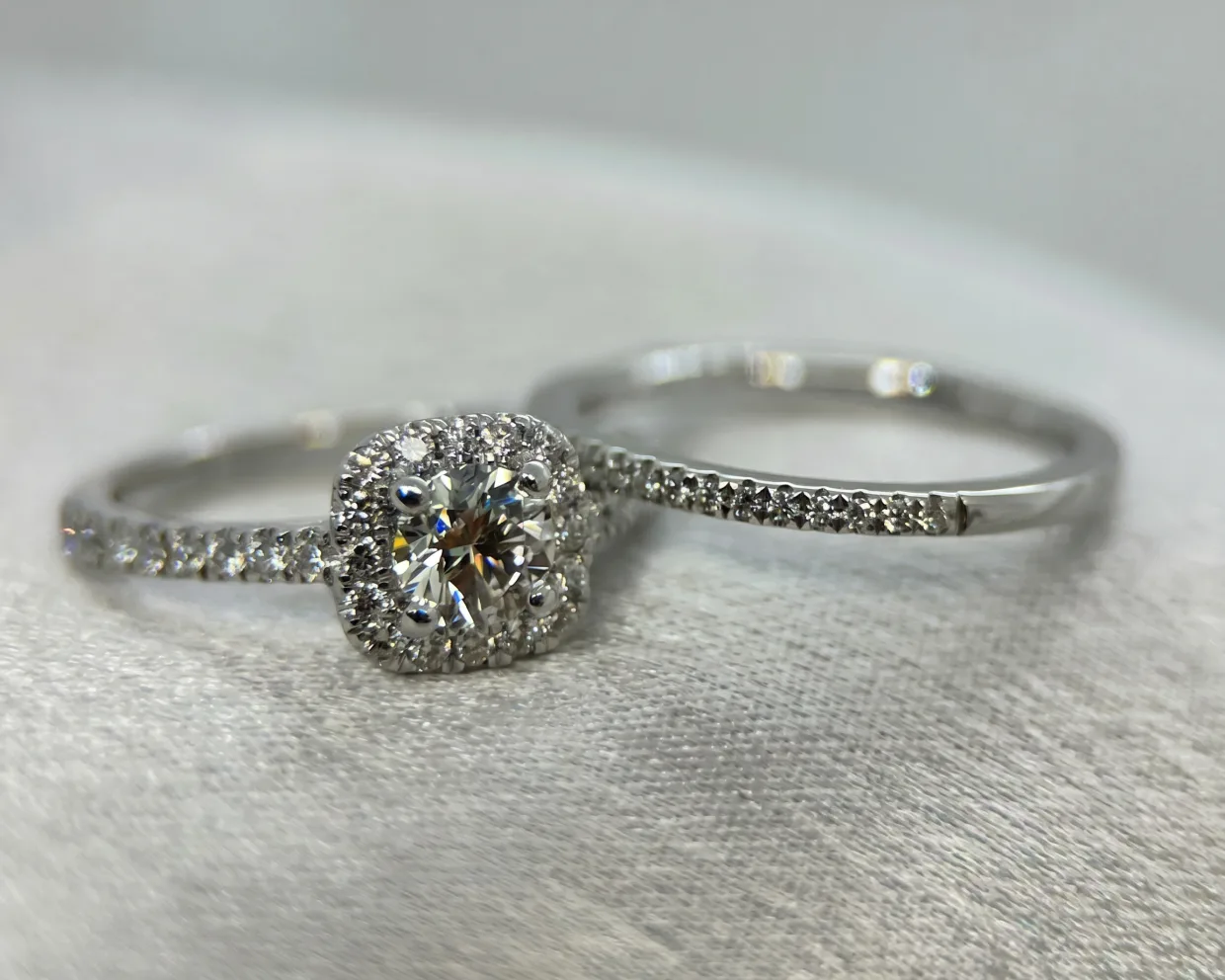 Diamantring med halo, fotograferad för webbutiken