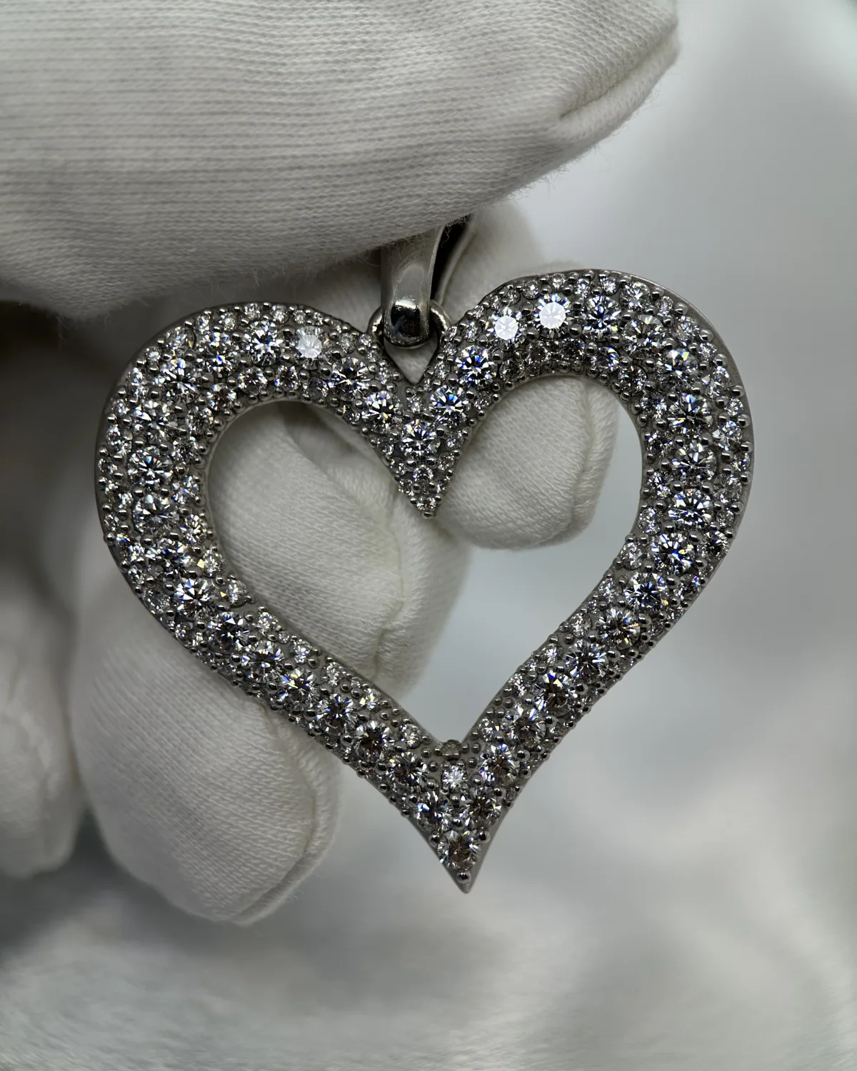 Diamantbesatt hjärthänge, fotograferat av Argent